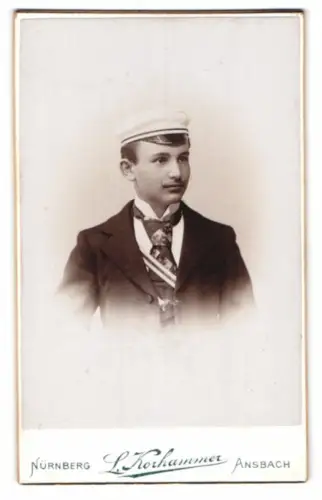 Fotografie L. Korhammer, Nürnberg, St. Johannis-Str. 45, Porträt eines jungen Studenten mit Couleur und Mütze, 1899
