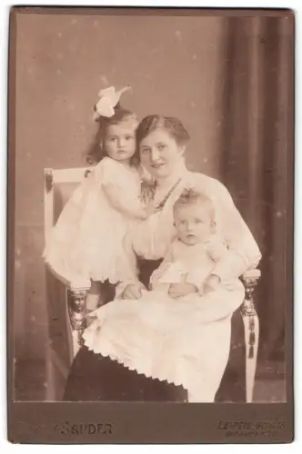 Fotografie Adolf Sander, Leipzig-Gohlis, Gothaer Strasse 53, Mutter mit ihren kleinen Kindern Margot und Jochen