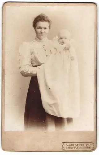Fotografie Samson & Co, München, Neuhauserstr. 7, Mutter Sabine Ziegler mit ihrem Sohn Hans im Arm, Mutterglück