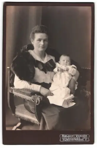 Fotografie Adalbert Werner, München, Elisenstrasse 7, Mutter mit Baby Hildegard im Arm, Mutterglück