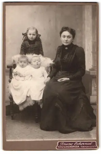Fotografie Bruno Ockernal, Kötzschenbroda, Harmoniestr. 4, Mutter mit ihren drei Kindern, Mutterglück