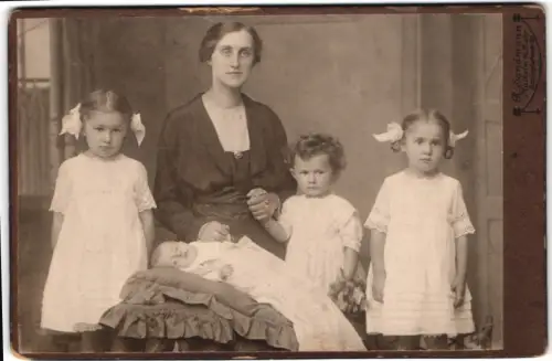 Fotografie R. Sandmann, Mülheim a. d. Ruhr, Peterstrasse 20, Mutter mit drei Kindern und Säugling, Mutterglück