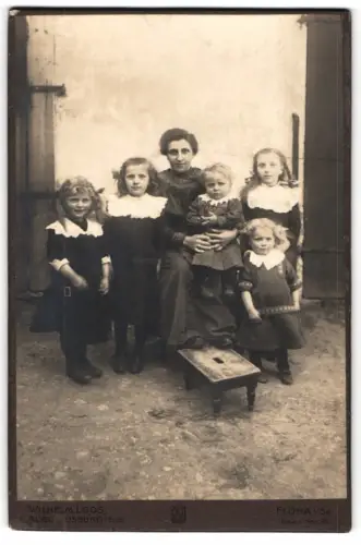 Fotografie Wilhelm Loos, Flöha, Bismarckstr. 26, Mutter mit fünf Kindern, Mutterglück