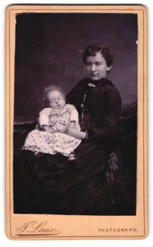 Fotografie F. Laux, Coblenz, Schloss-Strasse 49, Mutter mit Kind im Arm, Mutterglück