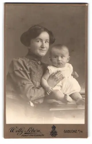 Fotografie Willy Schön, Gablonz a/N, Mutter mit Kind, Mutterglück
