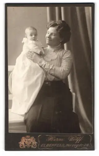 Fotografie Herm. Wolff, Elberfeld, Herzogstr 28, Mutter mit Baby auf Stuhl sitzend