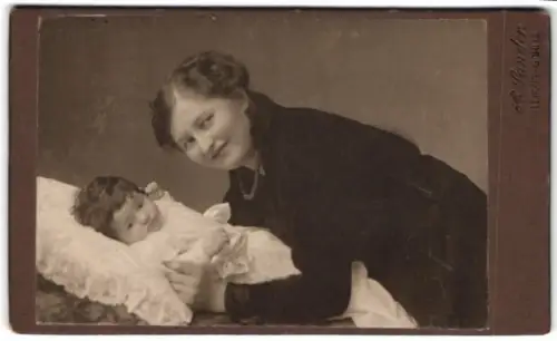 Fotografie C. A. Schröder, Leipzig-Gohlis, Mutter mit Kleinkind auf Kissen, Mutterglück, 1905