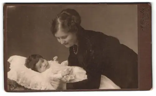 Fotografie Oskar Kramer, Leipzig, CDV Mutter Margot mit ihrem Sohn, Mutterglück, 1915