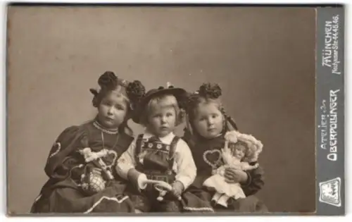 Fotografie Atelier Oberpollinger, München, Neuhauserstrasse 45/46, Kinder in traditioneller Kleidung mit Puppen im Arm