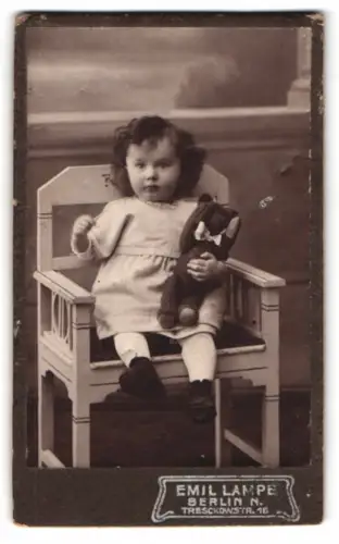 Fotografie Emil Lampe, Berlin, Treskowstrasse 16, Kind mit Teddybär im Arm