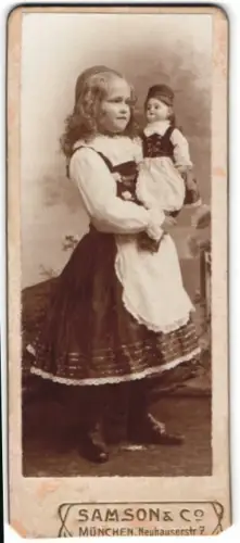 Fotografie Samson & Co., München, Neuhauserstr. 7, Mädchen mit Puppe in Tracht