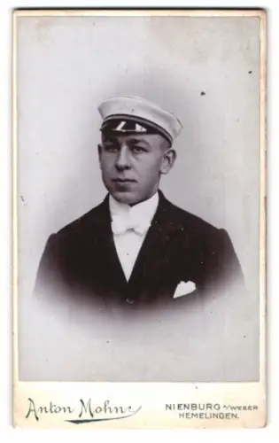 Fotografie Anton Mohn, Nienburg a/Weser, Nordwall, Porträt eines jungen Studenten mit Mütze
