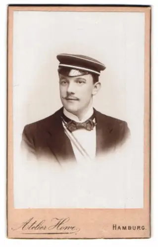 Fotografie Atelier Howe, Hamburg, Ferdinandstrasse 51, Porträt eines jungen Studenten mit Mütze und Couleur