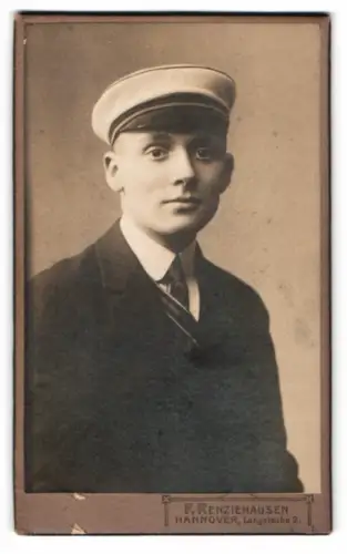 Fotografie F. Renziehausen, Hannover, Lange Laube 2, Porträt eines jungen Mannes mit Mütze