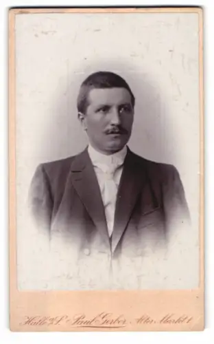 Fotografie Paul Gerber, Halle a. S., Alter Markt 1, Porträt eines Studenten, Rückseite Student im vollen Wichs