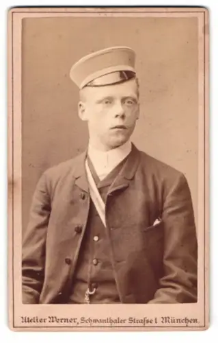 Fotografie Atelier Werner, München, Schwanthaler Strasse 1, Porträt junger Student im Anzug mit Mütze & Couleur