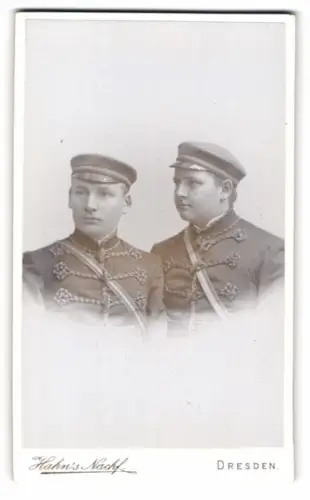 Fotografie Hahn`s Nachf., Dresden, Waisenhaus-Str. 16, Porträt zweier junger Männer in Studenten Uniform