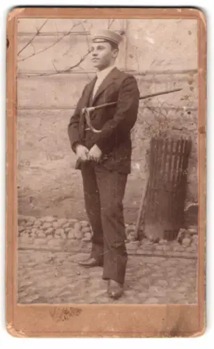 Fotografie F. Bühring, Cochstedt, eleganter junger Student im Anzug mit Flanierstock samt Horngriff