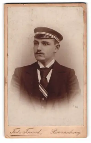Fotografie Fritz Freund, Braunschweig, Casparistrasse 3, Portrait Student Rudolf im Anzug mit Couleur, 1896