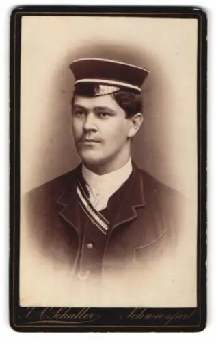 Fotografie J.A. Schaller, Schweinfurt, Linsengasse 6, Porträt eines jungen Studenten im Anzug samt Couleur