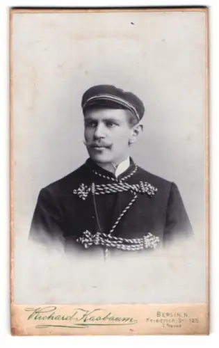 Fotografie Richard Kasbaum, Berlin, Friedrich-Str. 125, Porträt eines Studenten im Anzug mit Couleur