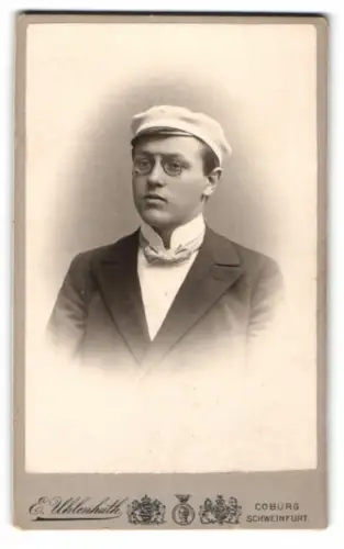 Fotografie E. Uhlenhuth, Coburg, Schweinfurt, Porträt eines jungen Mannes mit Brille