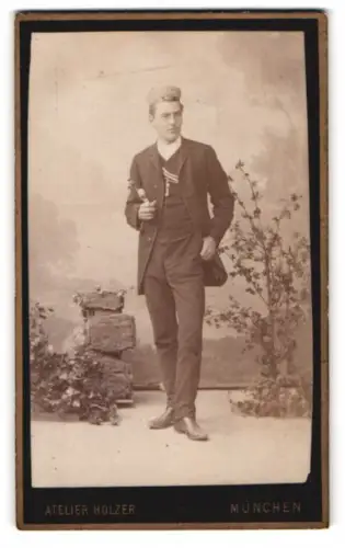 Fotografie Atelier Holzer, München, Schommerstrasse 47a, eleganter Student im Anzug samt Couleur und Pfeife