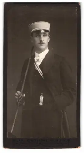 Fotografie Julius Einsiedel, München, Wiener Platz 2, Student mit Spazierstock und Zipfel