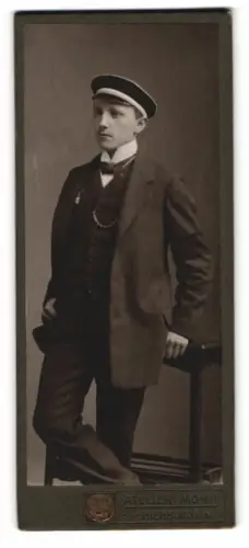 Fotografie Anton Mohn, Nienburg a.W., Nord-Wall 17, Eleganter junger Mann im Anzug