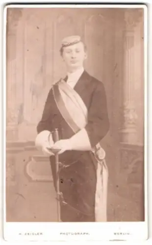 Fotografie H. Zeidler, Berlin, Jerusalemerstrasse 6, junger Student im Anzug mit Schläger, Biertönnchen und Schärpe