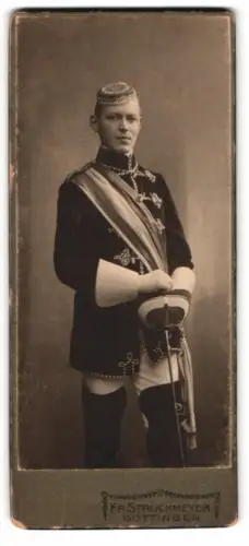 Fotografie Fr. Struckmeyer, Göttingen, CDV eines jungen Studenten im vollen Wichs mit Schläger, Biertönnchen, Schärpe