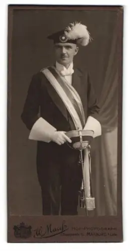 Fotografie W. Mauss, Marburg / Lahn, Kaserneplatz 15, Student im Anzug mit Schläger und Schärpe, Federhut