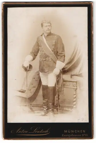 Fotografie Anton Lentsch, München, Zweigstrasse 10, Student im vollen Wichs mit Schläger, Biertönnchen