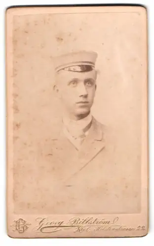 Fotografie Georg Billström, Kiel, Holstenstrasse 22, Porträt eines jungen Studenten mit Mütze