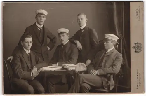 Fotografie Ernst Hennings, Cassel, Friedrichstrasse 9, Gruppe junger Studenten mit Mützen