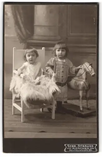 Fotografie Gebr. Strauss, München, Neuhauserstr. 20, Zwei Kinder mit Spielzeugpferd im Studio