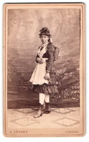 Fotografie Alwin Liebert, Gnesen, Verlägerte Hornstrasse, Mädchen in traditioneller Kleidung zum Schulanfang, 1880