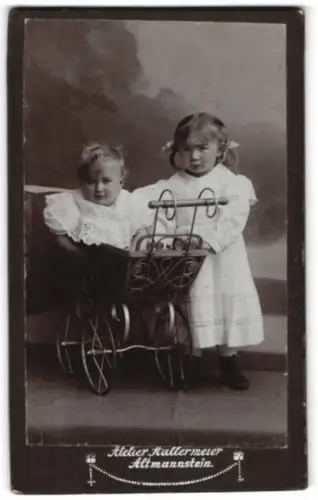 Fotografie Atelier Hallermeier, Altmannstein, zwei Kinder mit Puppenwagen in weissen Kleidern