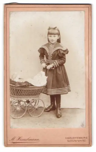 Fotografie M. Hinzelmann, Charlottenburg, Schlüterstr. 62, Mädchen Alice Richter mit Puppenwagen und Puppen