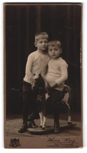 Fotografie Heinrich Hinz, Flensburg, Toosbüy-Str. 15, Zwei junge Knaben mit Spielzeugpferd