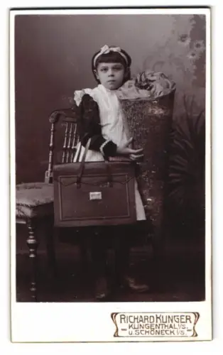 Fotografie Richard Klinger, Klingenthal, CDV eines Kindes mit riesiger Zuckertüte zum Schulanfang