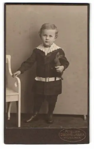 Fotografie Atelier Oberpollinger, München, Ein kleiner Junge mit Stofftier Hase im Arm