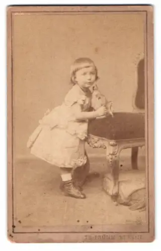 Fotografie Theodor Prümm, Berlin, Unter den Linden 51, kleines Mädchen steht am Stuhl mit Hasen