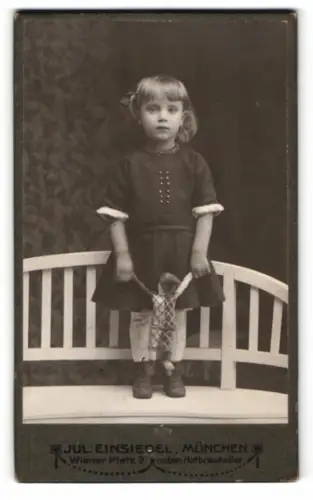 Fotografie Julius Einsiedel, München, Wiener Platz 2, Porträt eines Mädchens mit Kasperle Puppe