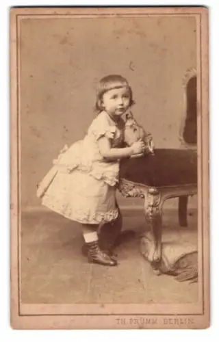 Fotografie Theodor Prümmer, Berlin, Unter den Linden 51, Porträt eines jungen Kindes mit Spielzeug Hase