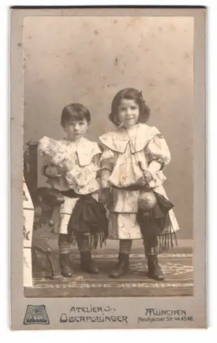 Fotografie Atelier Oberpollinger, München, Neuhauser Str. 44 45 46, Zwei Kinder mit Puppe und Ball