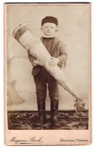 Fotografie Magnus Bach, Cranzahl / Erzgebirge, Junge mit grosser Schultüte