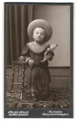 Fotografie Alfred Schmidt, München, Äuss. Maximilianstr. 6, Portrait eines kleinen Kindes mit Puppe