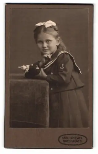Fotografie Carl Schiewek, Nordhausen, Töpfer Str. 1, Porträt eines jungen Mädchens mit Puppe in der Hand