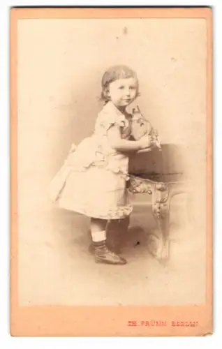 Fotografie Theodor Prümm, Berlin, Unter den Linden 51, Porträt eines jungen Mädchens mit Stoff Hase im Arm